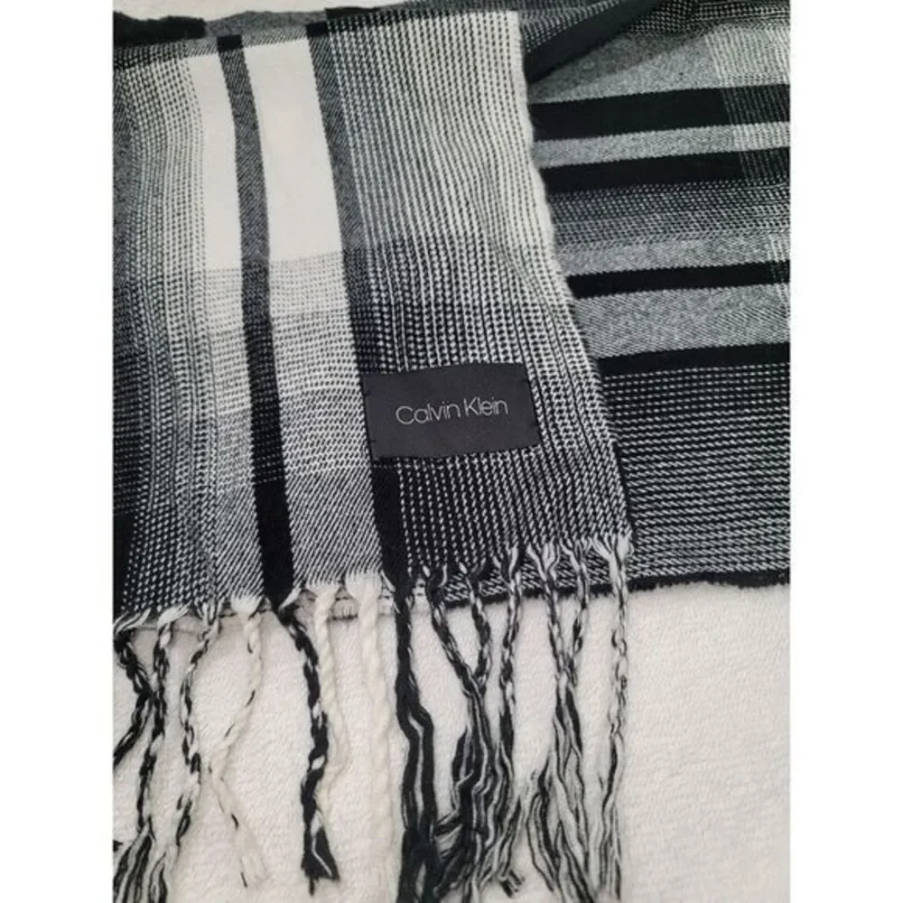 Calvin Klein Ombre Plaid Blk/Wht‎ Fringe Unisex Winter Cold Weather Accessory